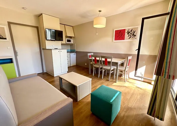 Апартаменты Modern With Swimming Pool In Мандельё-ла-Напуль